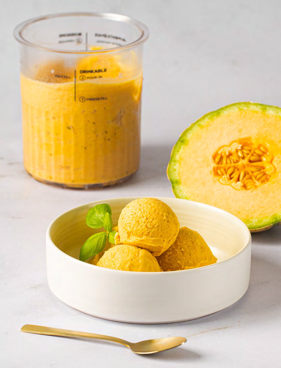 Cantaloupe-Melonen-Basilikum Eis