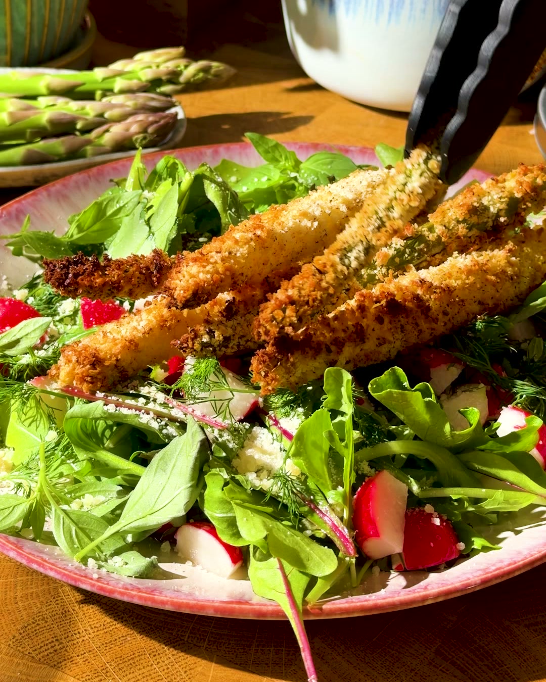 Knuspriger Airfryer Spargel auf Frühlingssalat