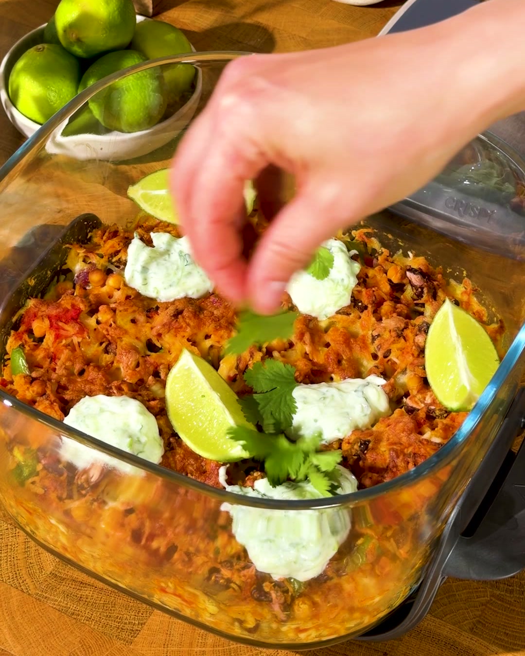 Curry Rice Bake mit Bohnen und Joghurt-Sauce