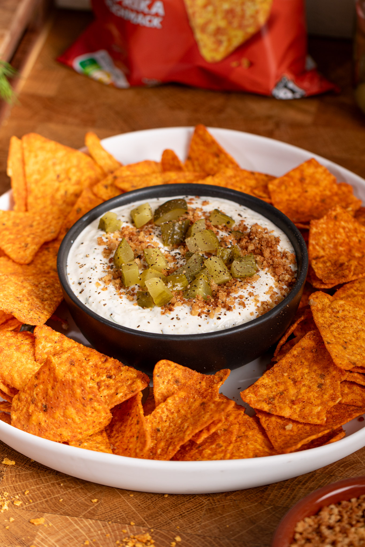 Viraler Gewürzgurken Dip mit knusprigem Panko & Doritos