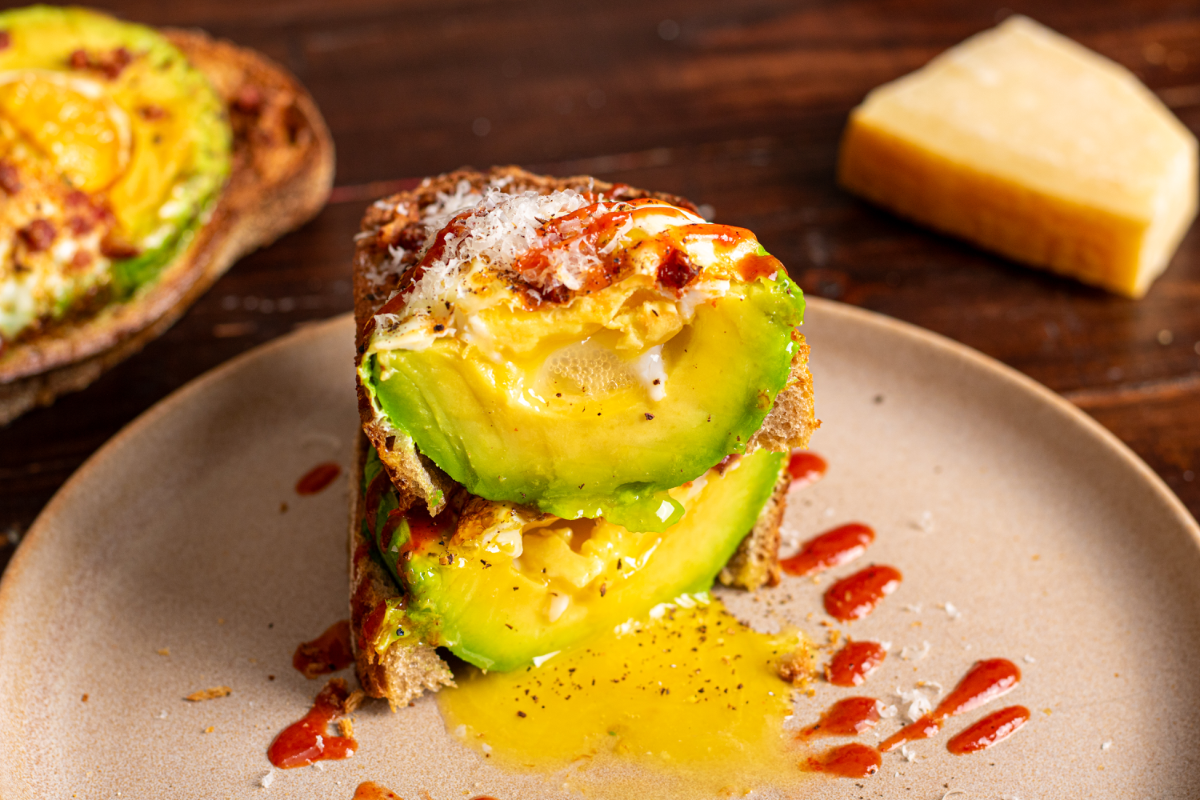 Avocado-Ei im Sauerteig-Nest aus dem Airfryer