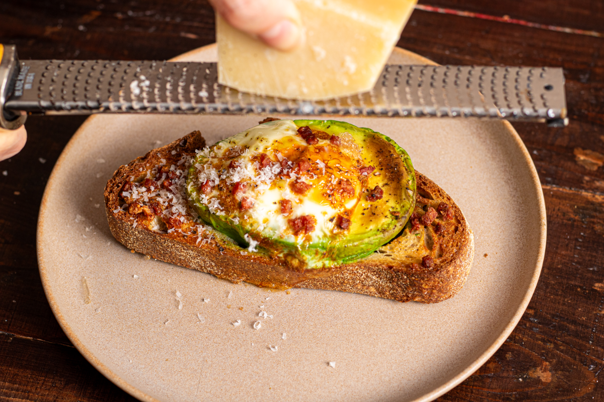 Avocado-Ei im Sauerteig-Nest aus dem Airfryer - Schritt 3