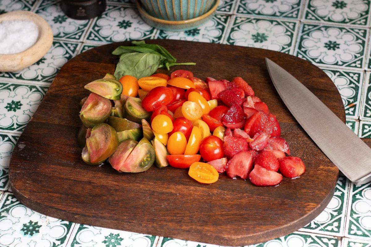 Erdbeer Tomatensalat mit Balsamico und Mozzarella - Schritt 1