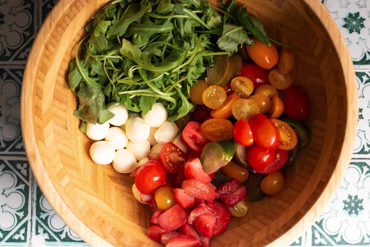 Erdbeer Tomatensalat mit Balsamico und Mozzarella - Schritt 2