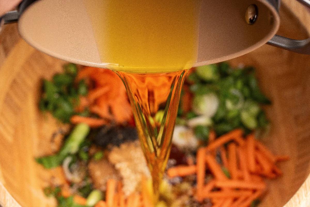 Schnelle Erdnuss Udon Nudelpfanne - Schritt 3