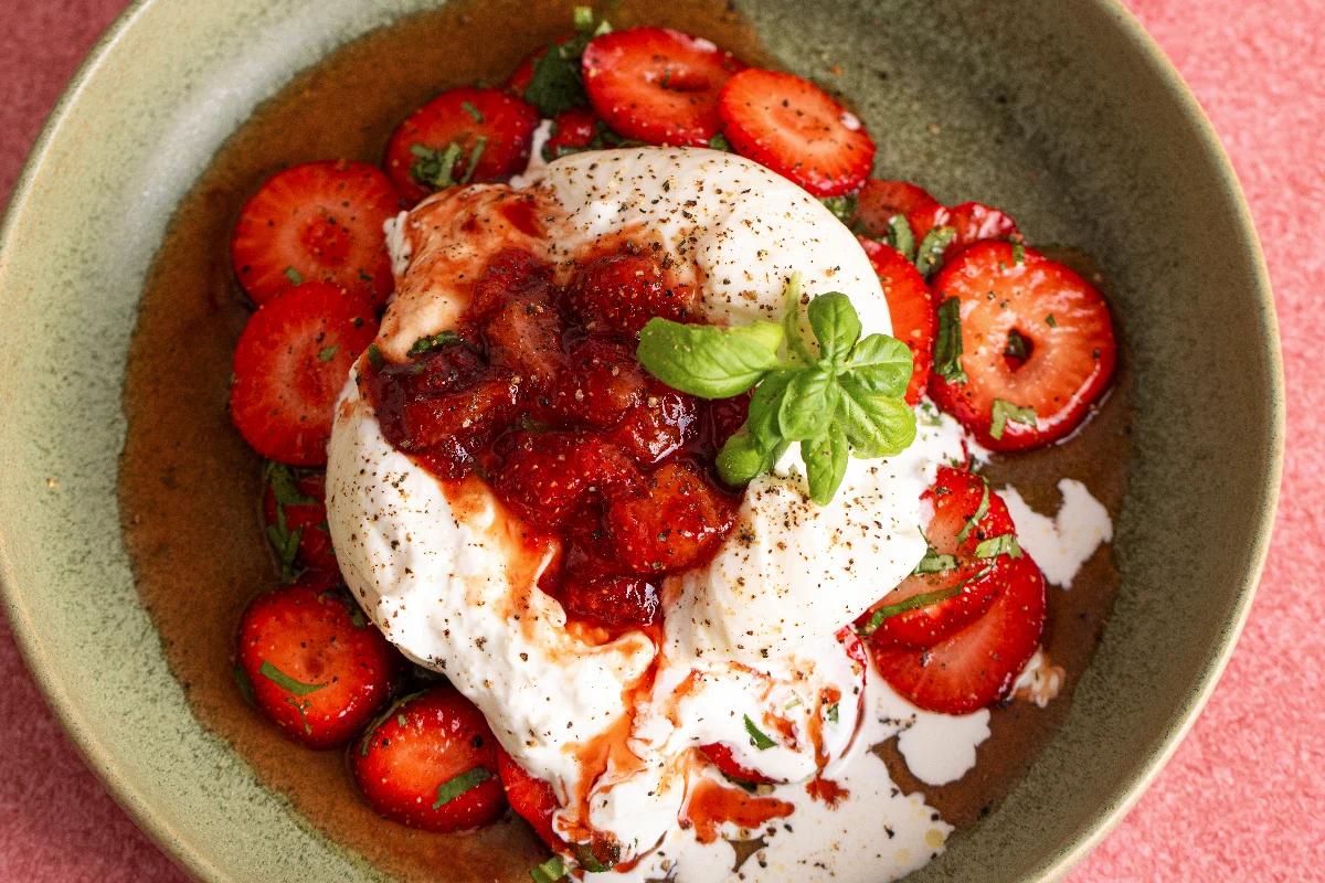 Zweierlei Erdbeeren auf Burrata