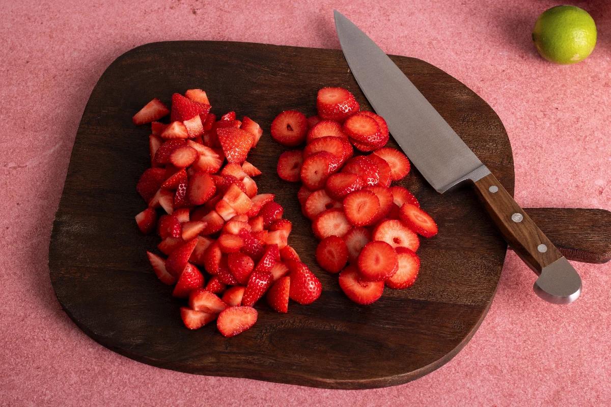 Zweierlei Erdbeeren auf Burrata - Schritt 1