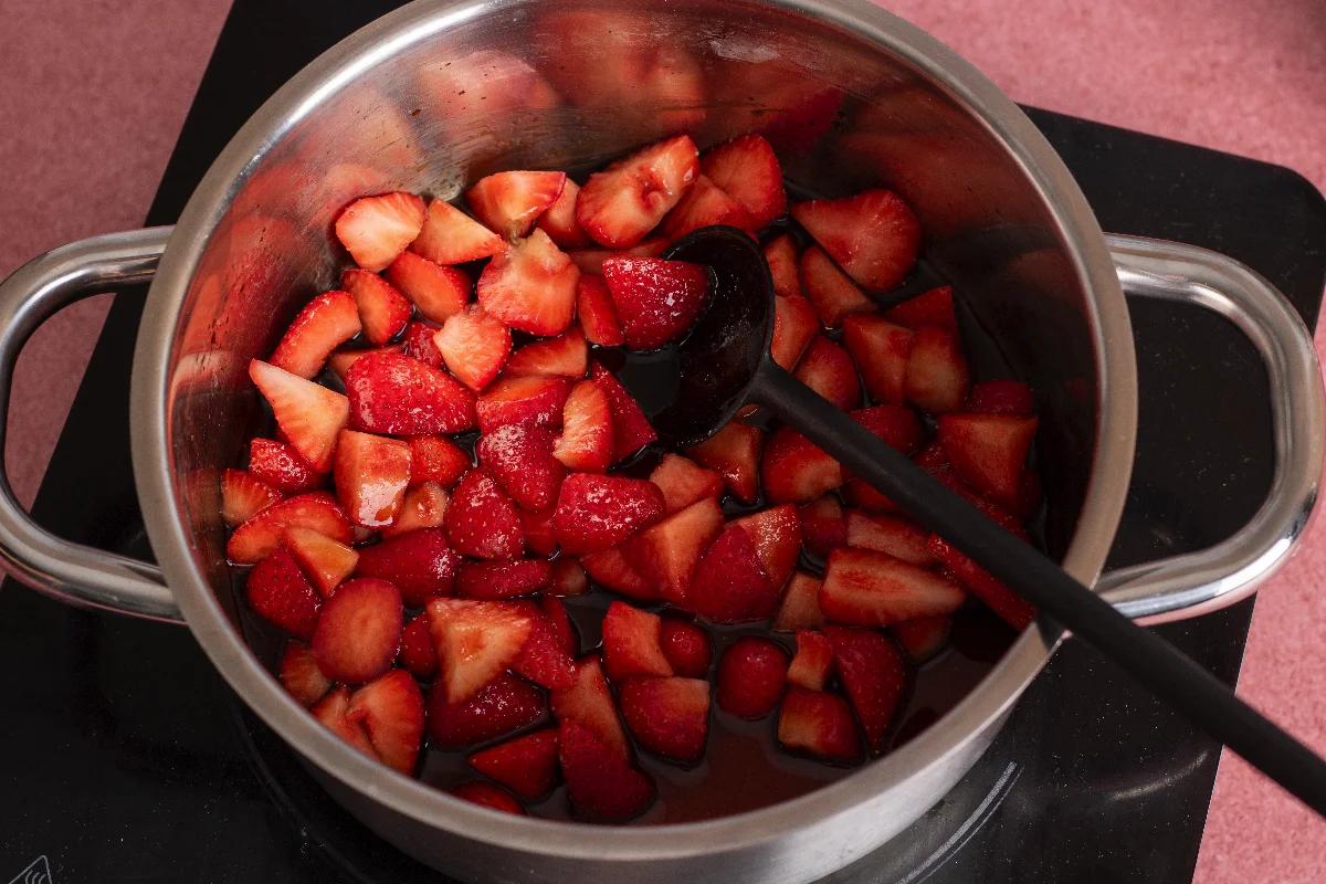 Zweierlei Erdbeeren auf Burrata - Schritt 2