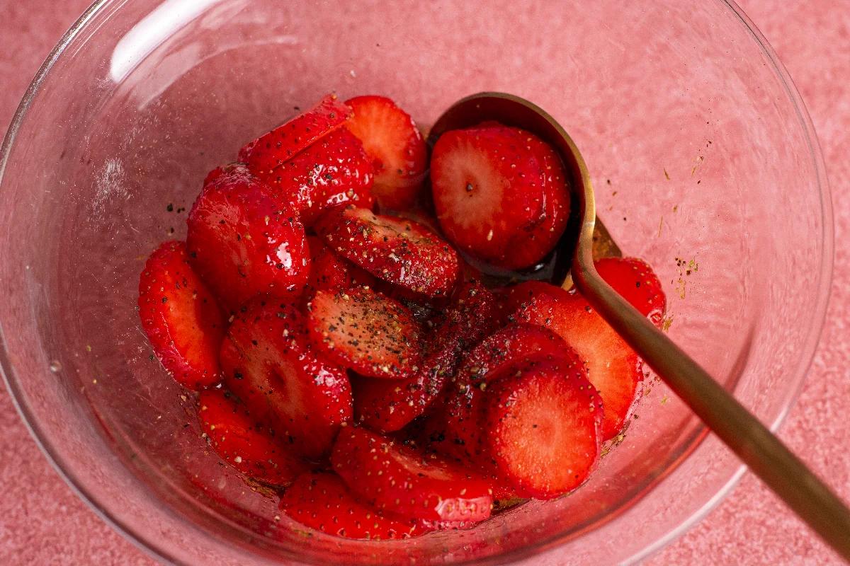 Zweierlei Erdbeeren auf Burrata - Schritt 3