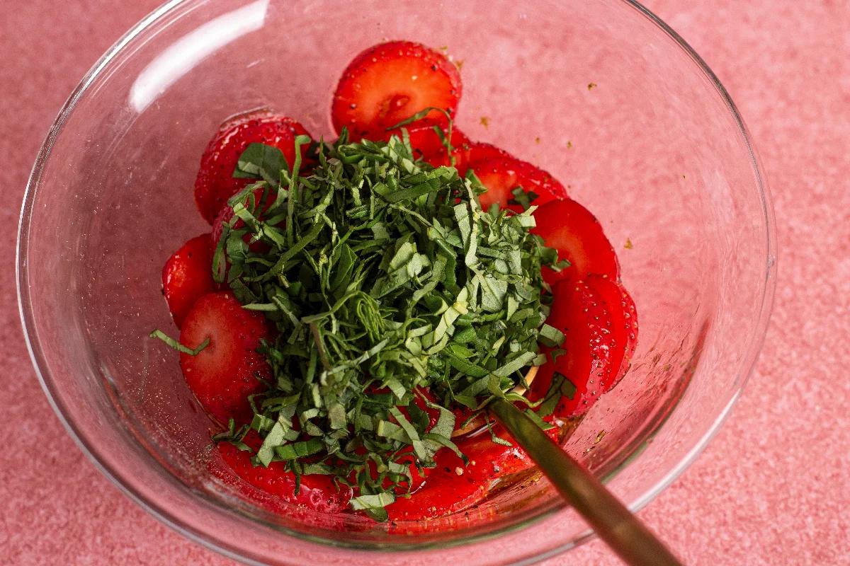 Zweierlei Erdbeeren auf Burrata - Schritt 4