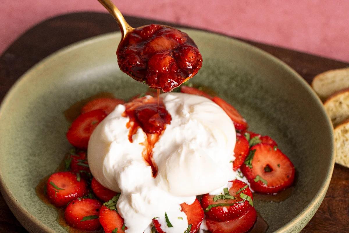 Zweierlei Erdbeeren auf Burrata - Schritt 5