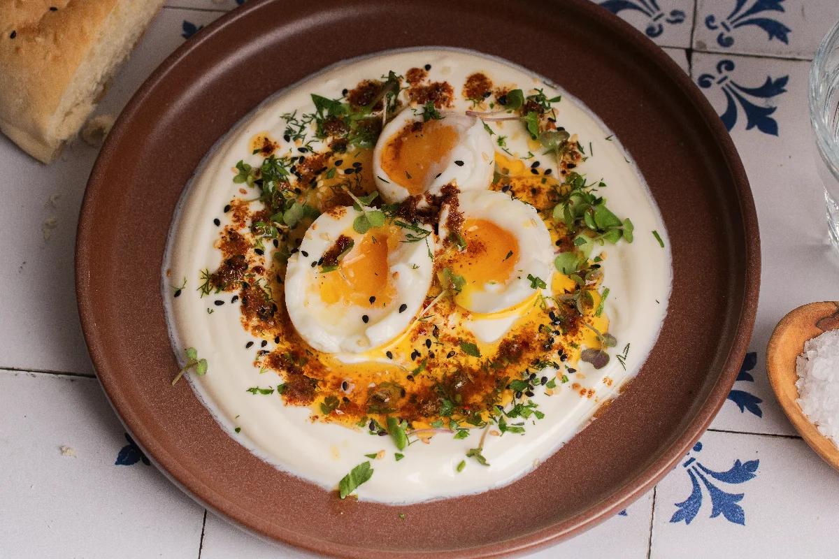Kühles Joghurt Ei Frühstück