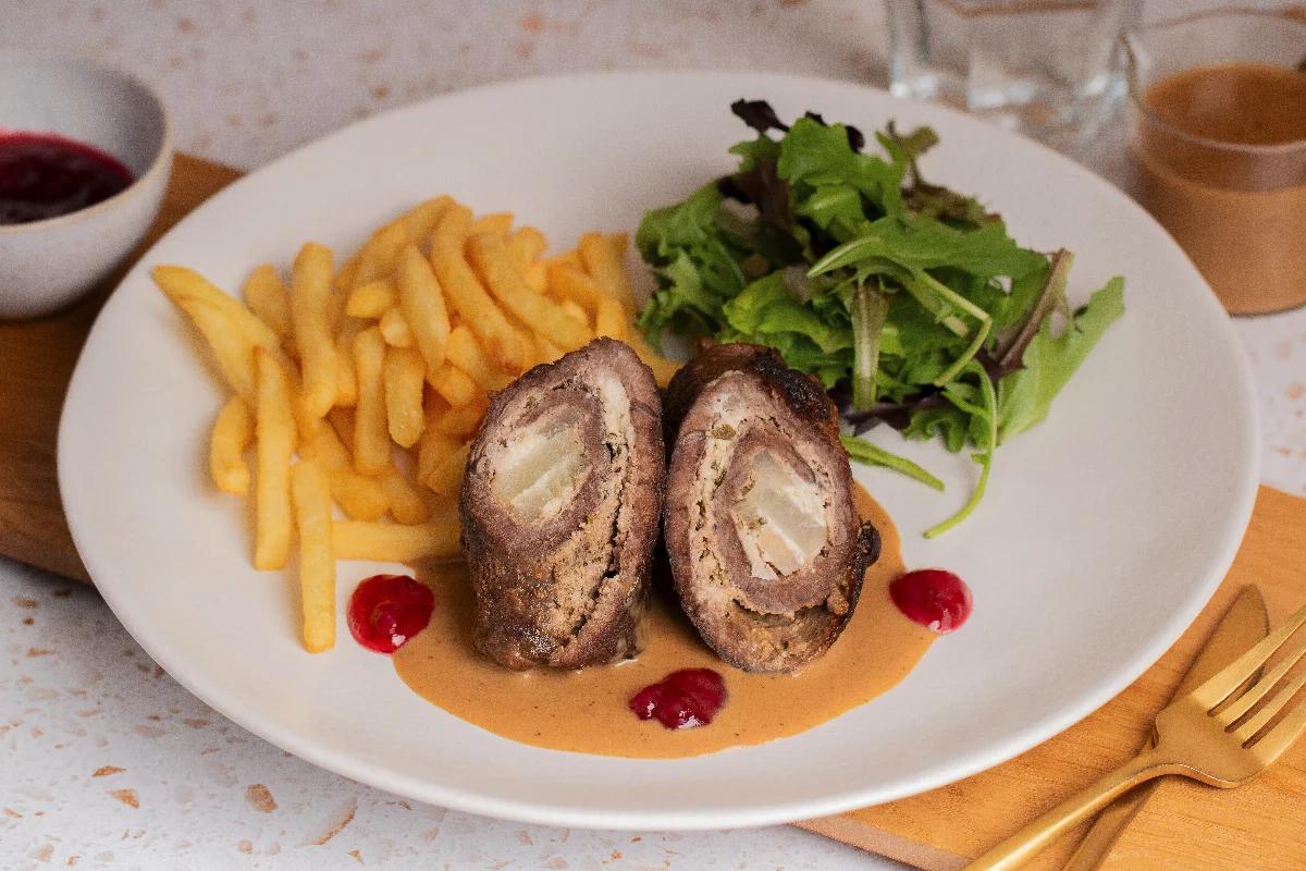 Schwedische Rouladen mit Preiselbeersauce & Pommes