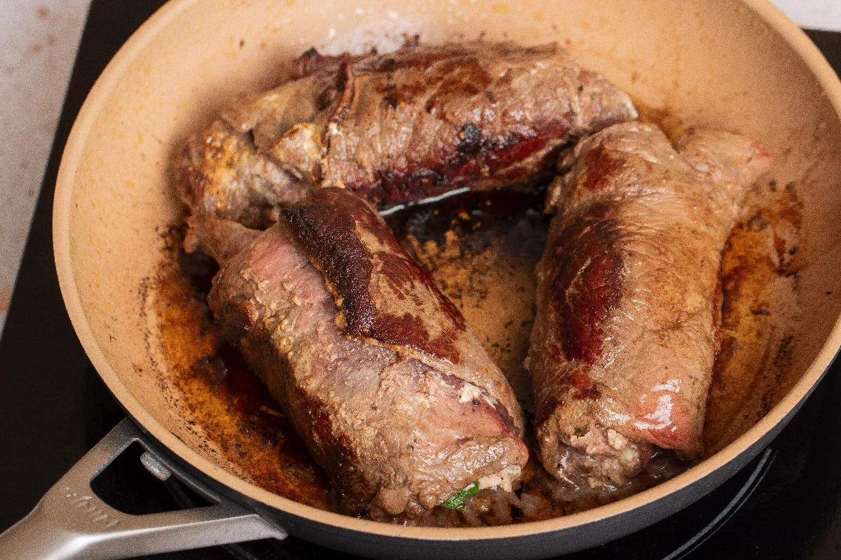 Schwedische Rouladen mit Preiselbeersauce & Pommes - Schritt 2