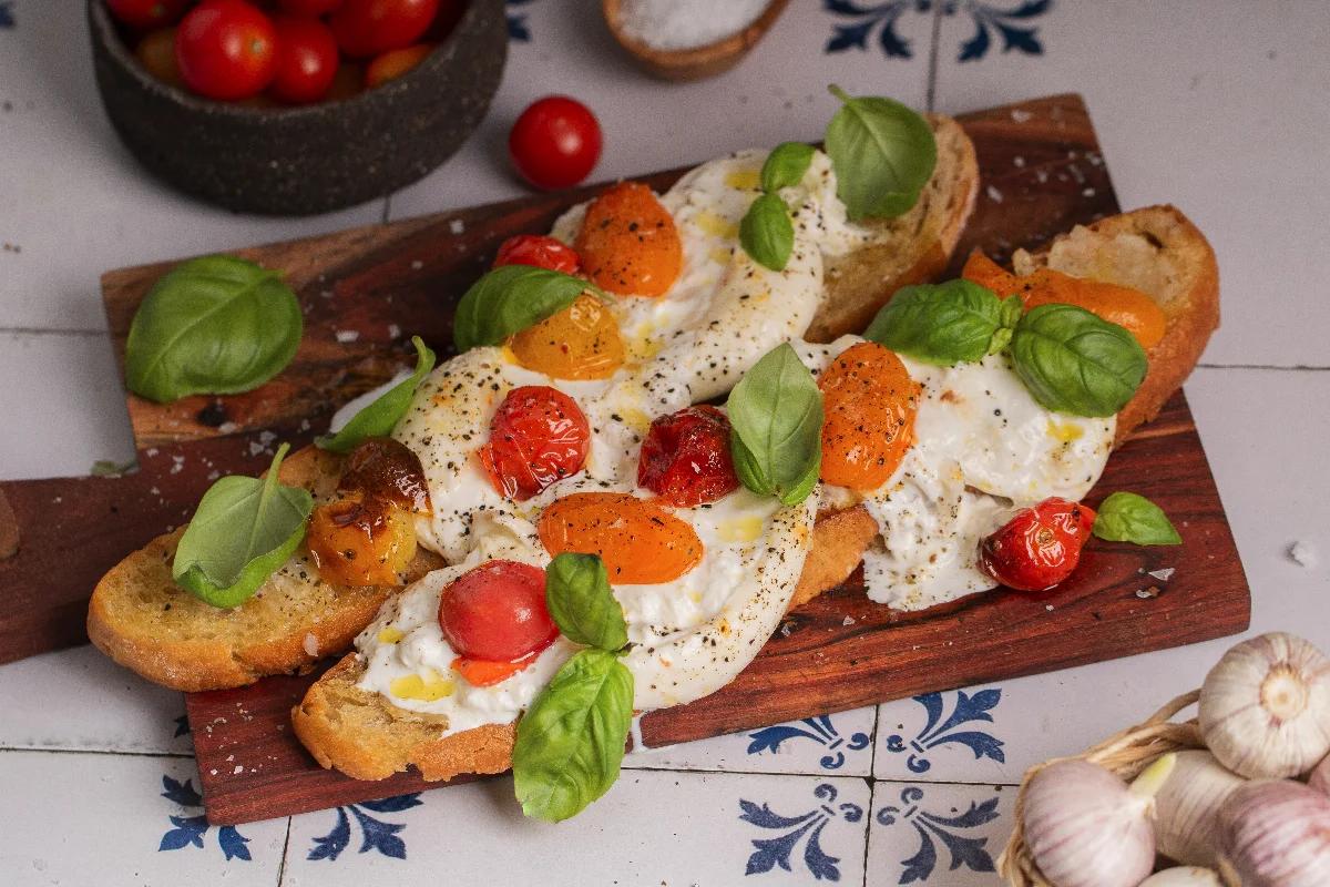 Airfryer Garlic-Burrata Crostini