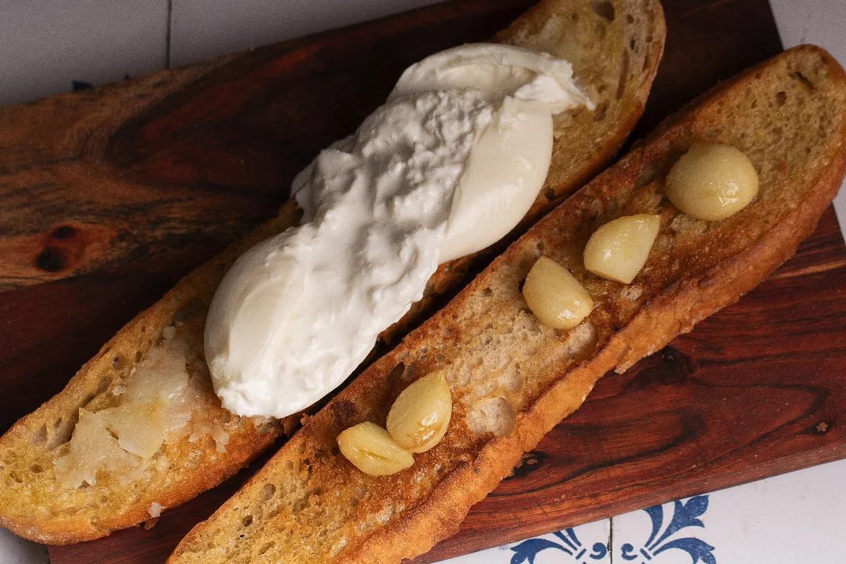 Airfryer Garlic-Burrata Crostini - Schritt 3