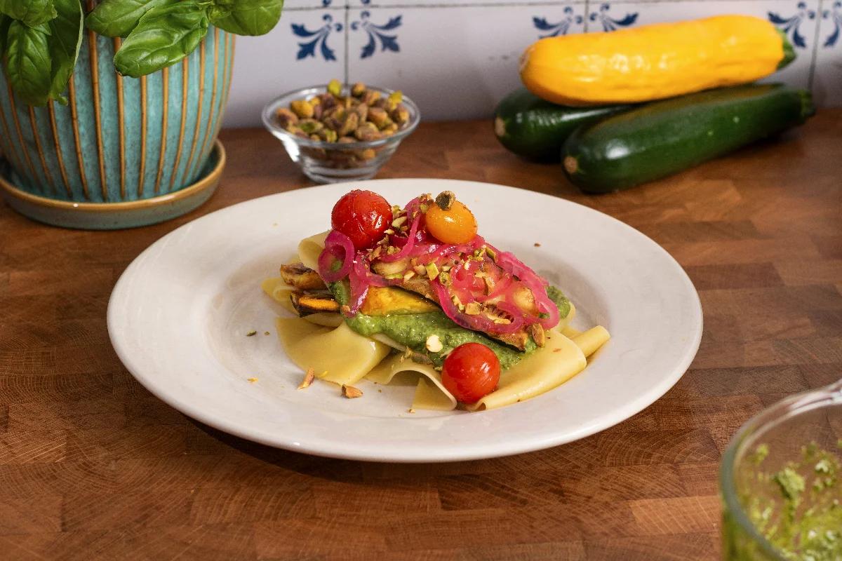 Schnelle offene Sommerlasagne