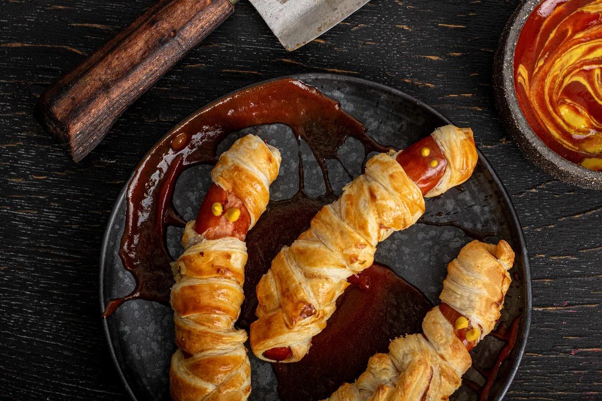 Halloween Fingerfood Mumien Würstchen in Blätterteig