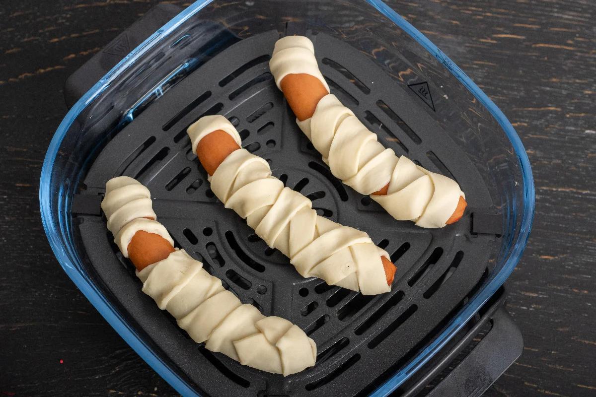 Halloween Fingerfood Mumien Würstchen in Blätterteig - Schritt 2