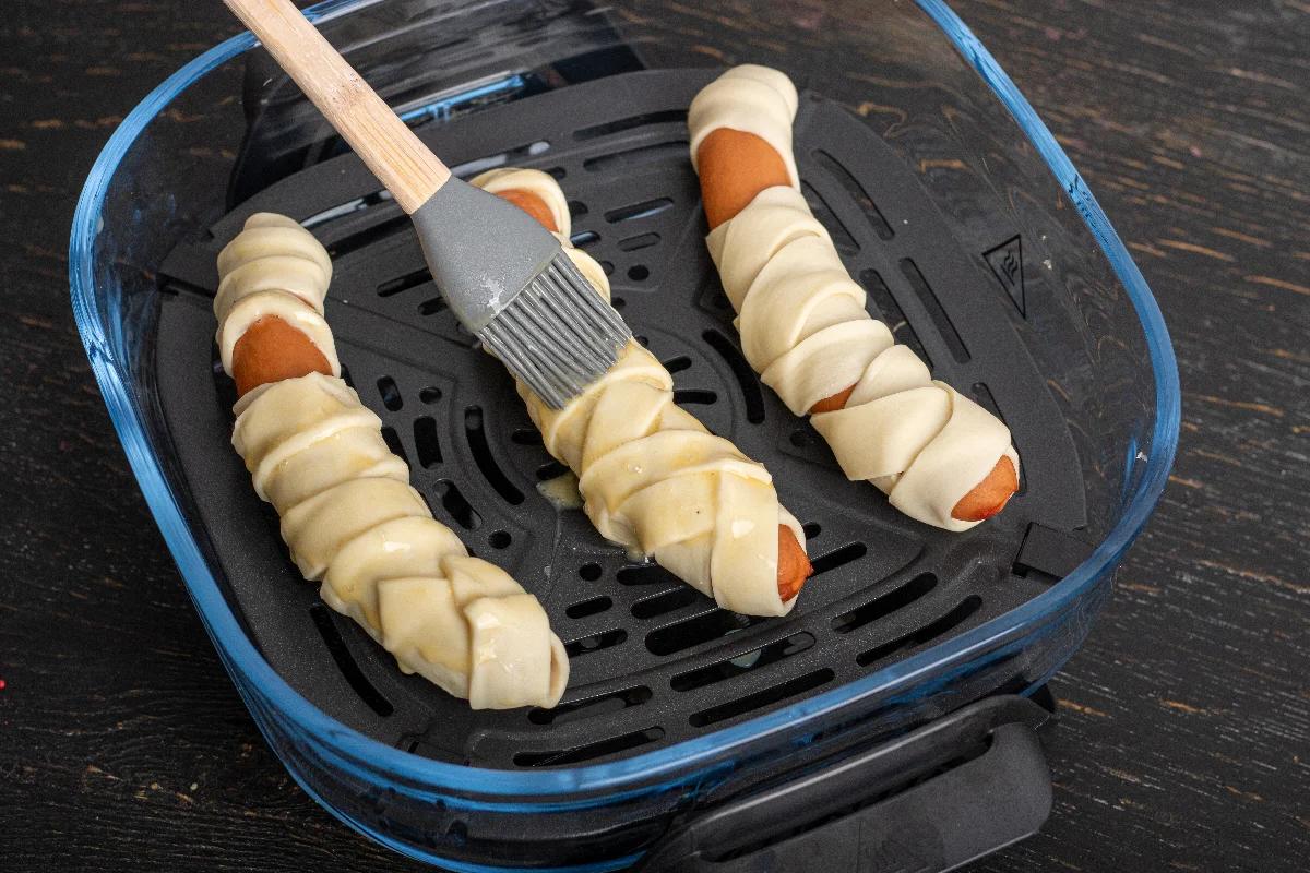 Halloween Fingerfood Mumien Würstchen in Blätterteig - Schritt 3
