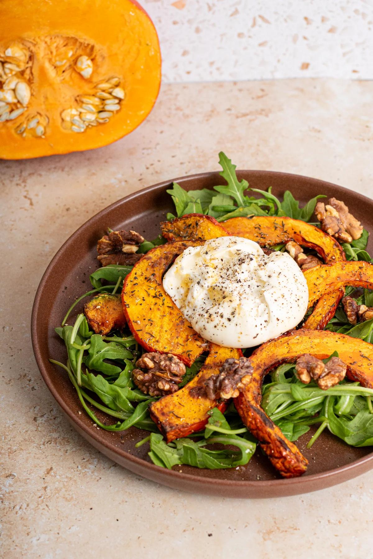Kürbis aus dem Ofen mit Burrata und Honig