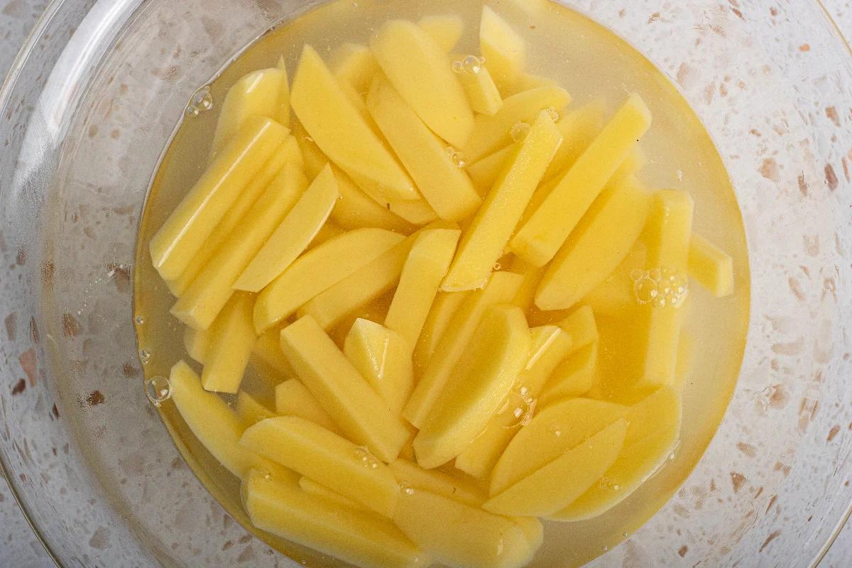 Pommes aus dem Airfryer mit Parmesan - Schritt 1