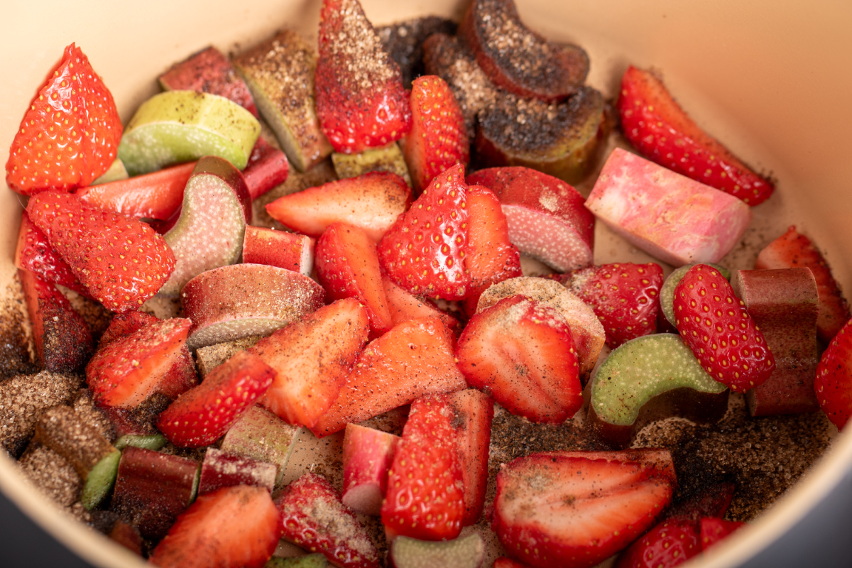 Gebackene Haferflocken mit Erdbeeren und Rhabarber - Schritt 1