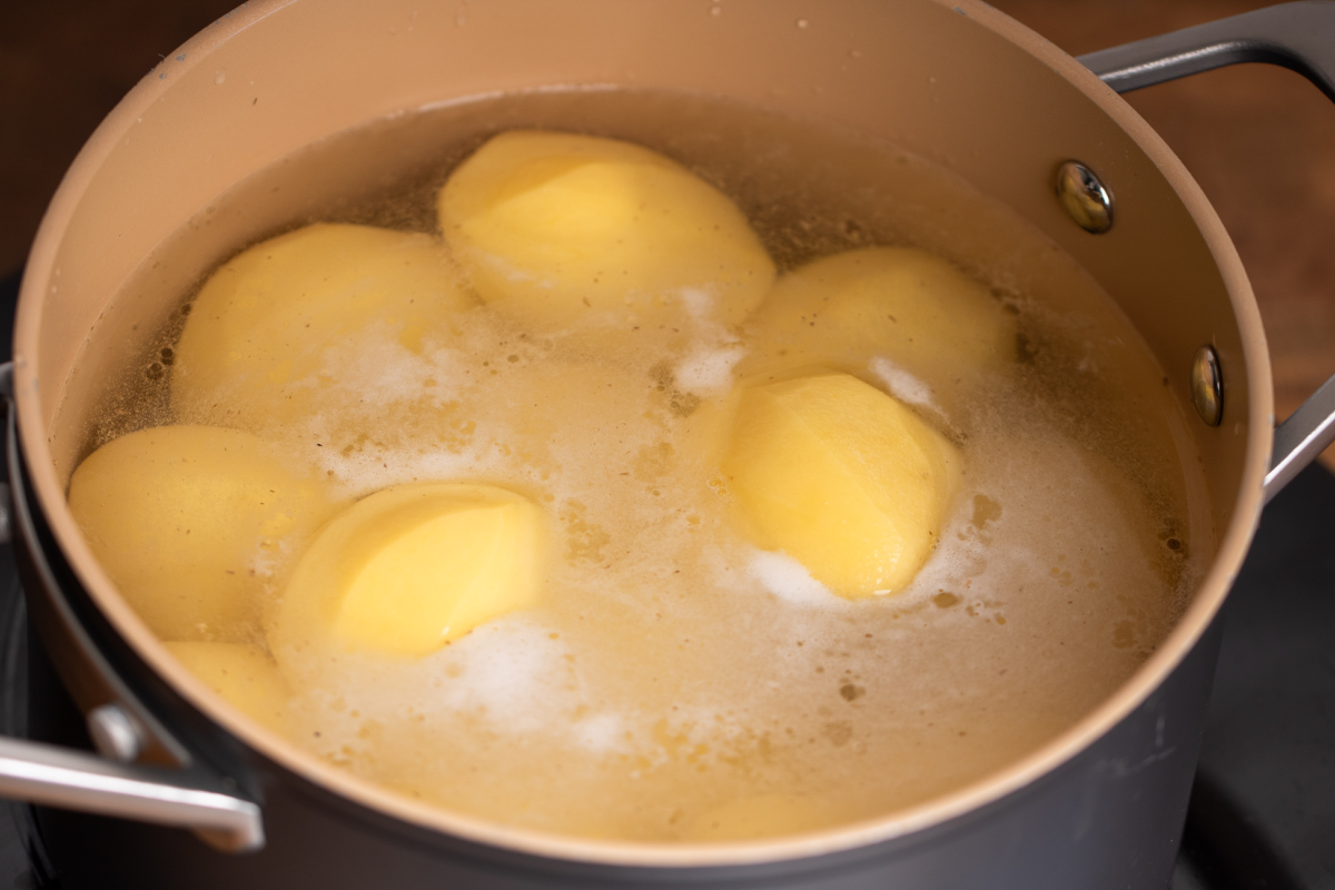 Kartoffeln mit Quark und Gurkensalat - Schritt 1