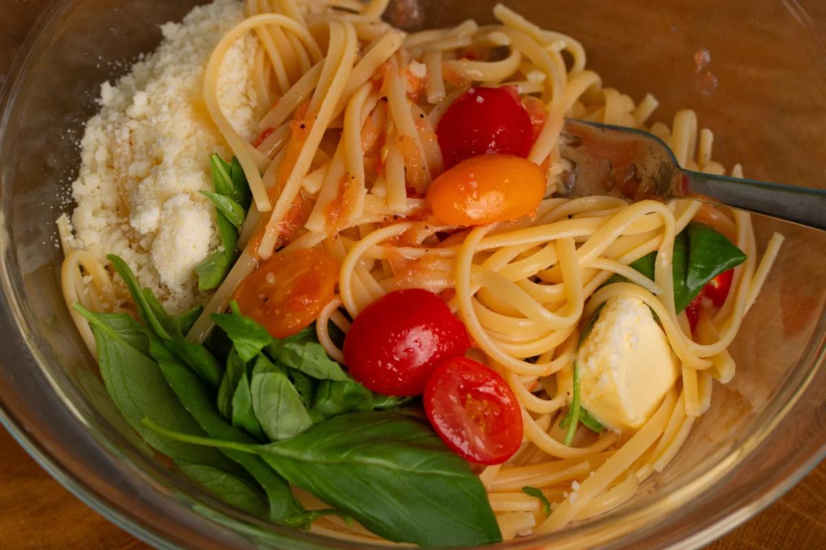 Sommerpasta mit kalter Tomatensauce - Schritt 4