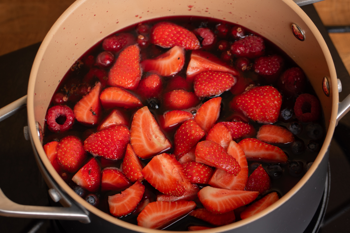 Klassische rote Grütze mit hausgemachter Vanillesauce - Schritt 2