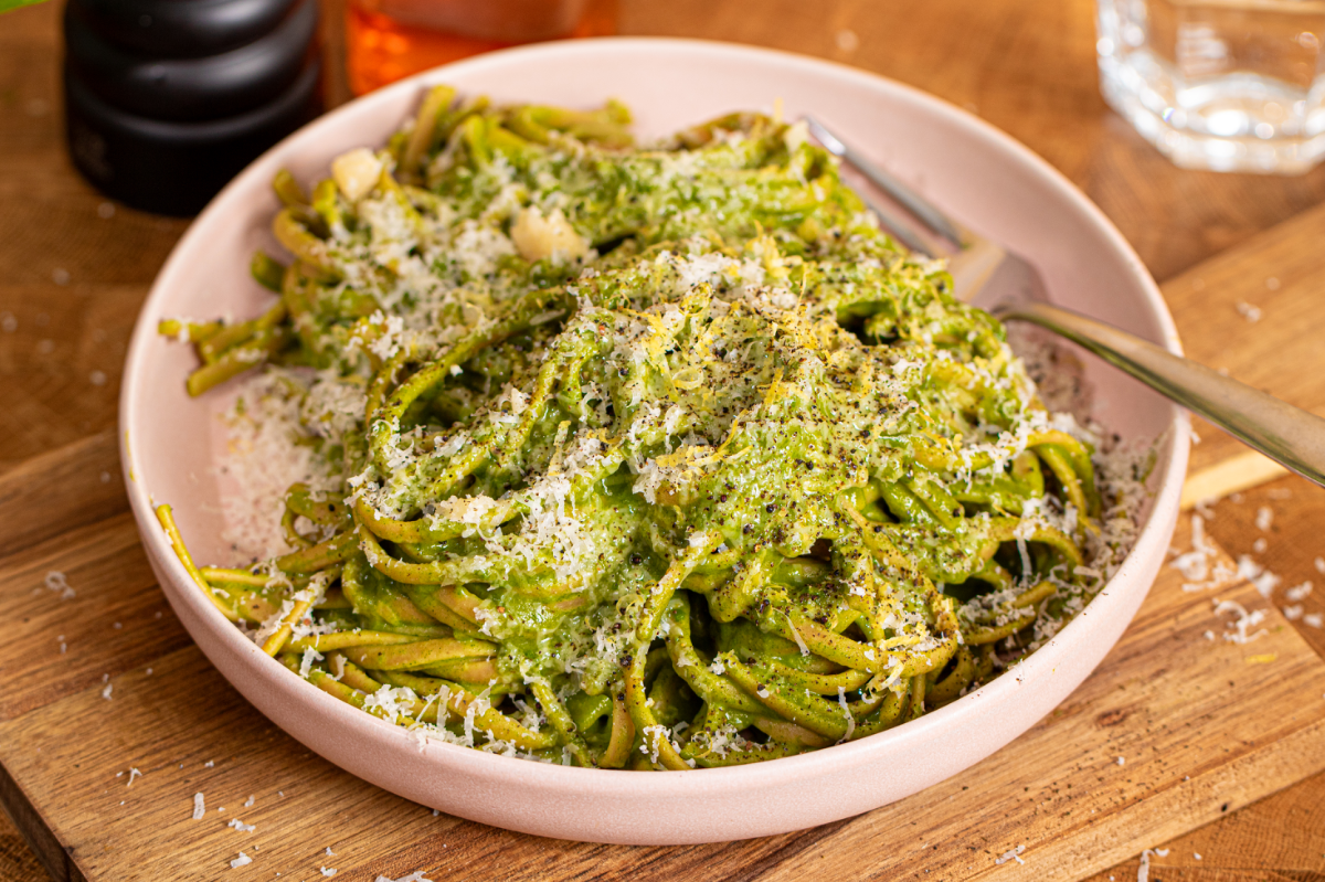 Grüne Proteinpasta (mit Spinat und weißen Bohnen)