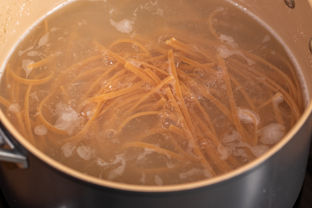 Grüne Proteinpasta (mit Spinat und weißen Bohnen) - Schritt 1