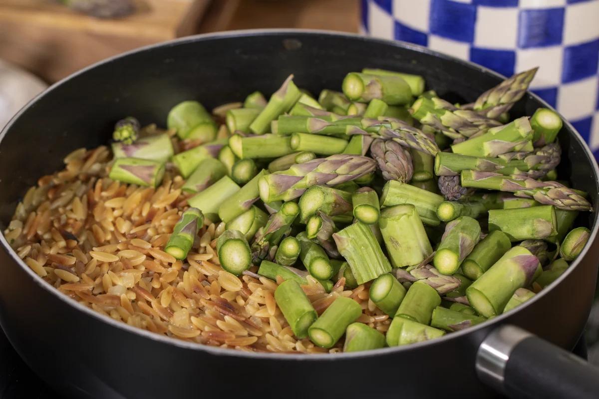 Spargel-Orzotto mit Knoblauch-Crunch - Schritt 3