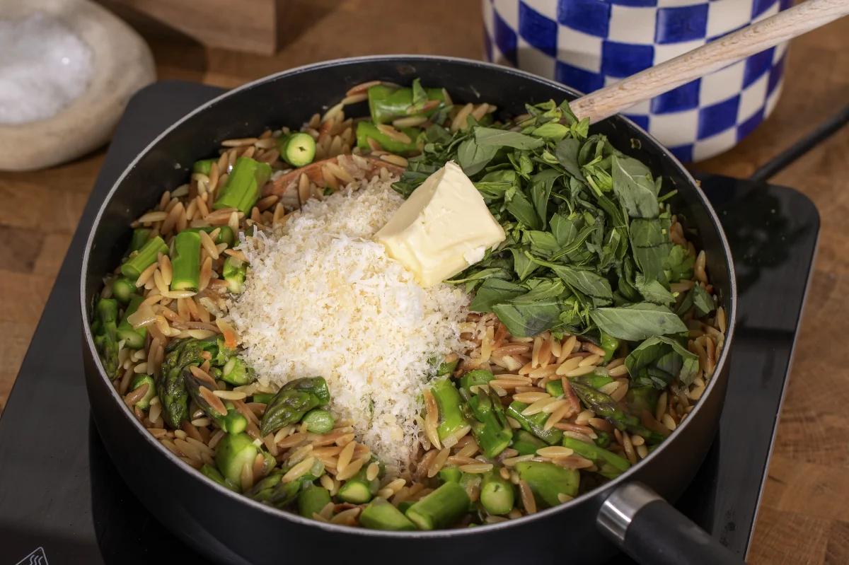 Spargel-Orzotto mit Knoblauch-Crunch - Schritt 5
