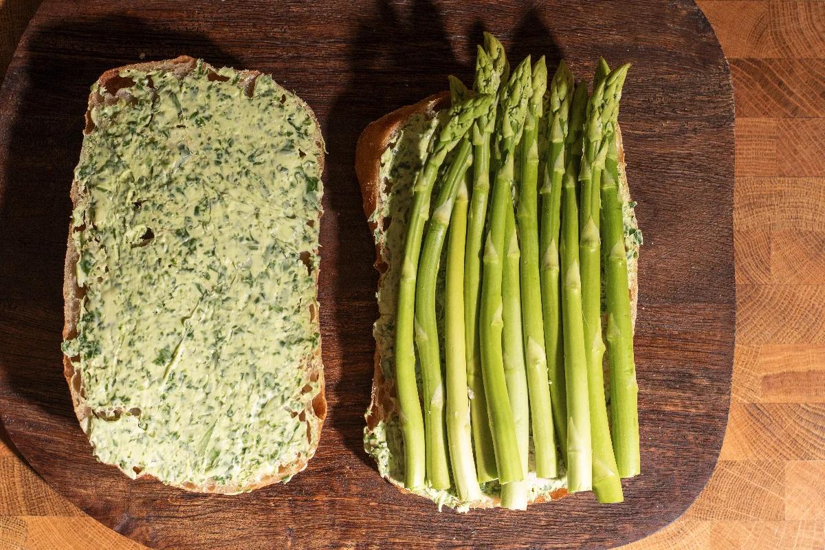 Airfryer Spargel-Bärlauch Ciabatta - Schritt 2