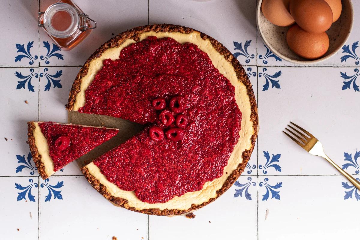 Gesünderer Himbeer-Cheesecake mit kernigem Haferboden
