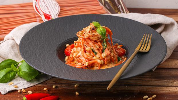 Spaghetti al Peperoncino mit Burrata-Tomaten-Sauce