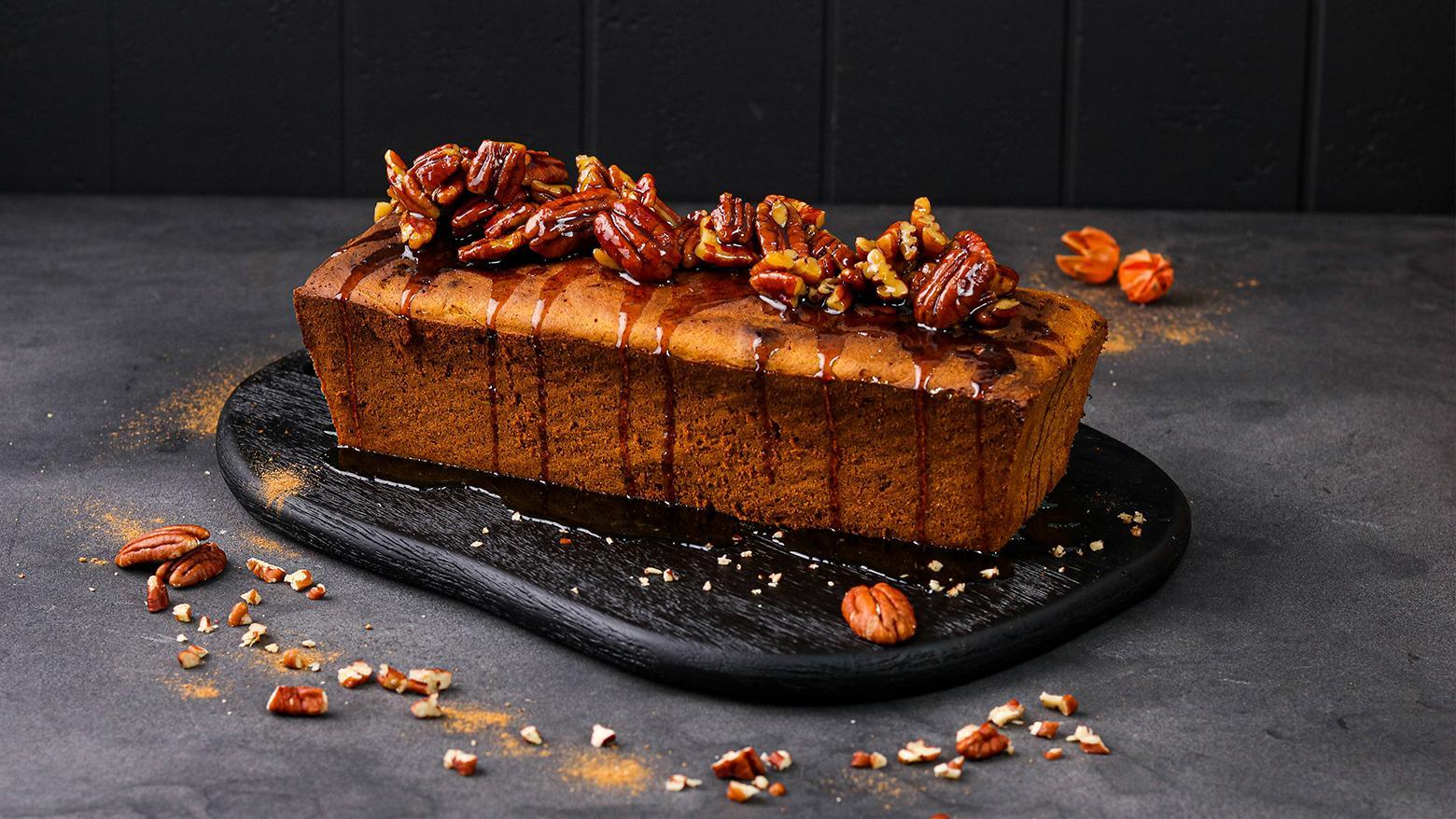 Süßes Kürbis-Bananenbrot mit angemachten Pekannüssen