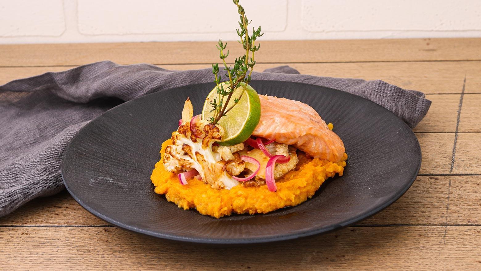 Lachs in Limetten-Ahornsirup auf Süßkartoffelstampf