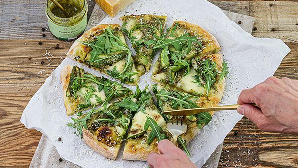 Frühlingspizza mit Spargel und Mozzarella