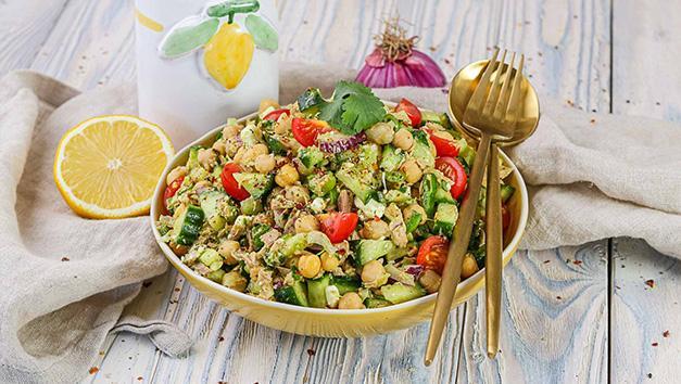 Mediterraner Kichererbsensalat mit Thunfisch und Zitrone