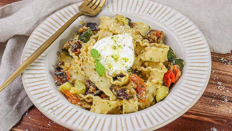 Cremige Burrata-Pasta mit selbstgemachten Basilikum-Pesto und Schmorgemüse