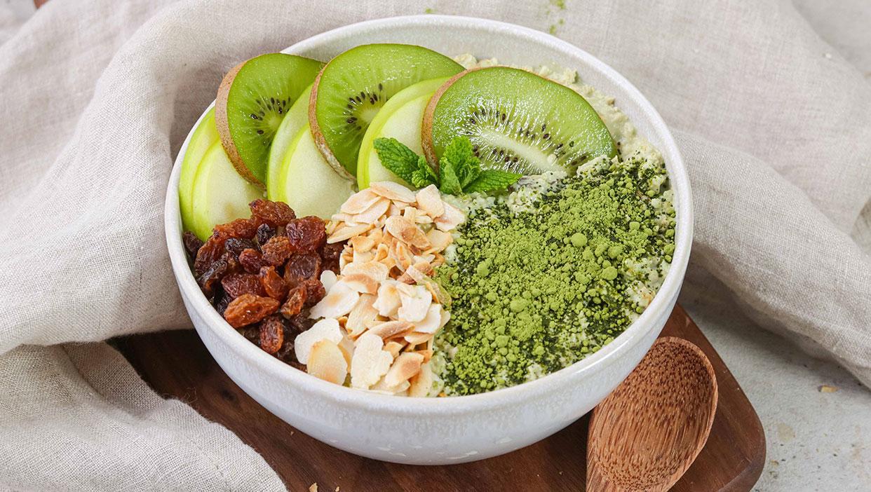 Grünes Birchermüsli mit Matcha, Granny Smith und Kiwi