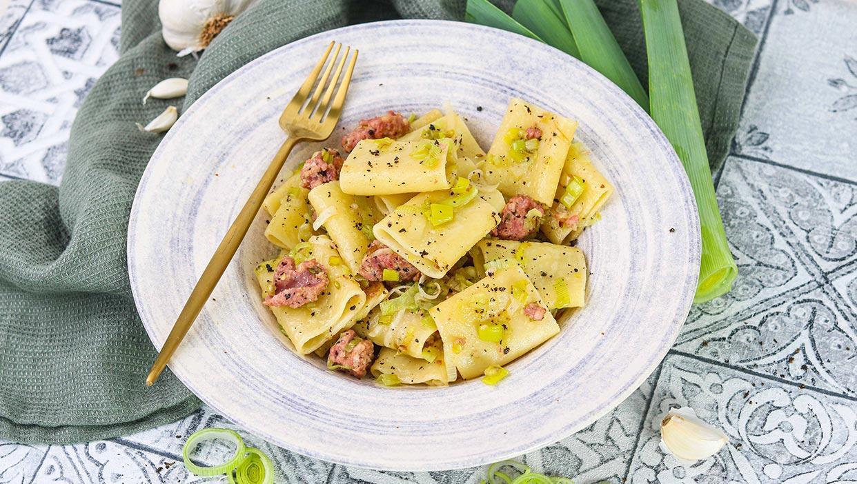 Röhrennudeln mit Porree und Salsiccia