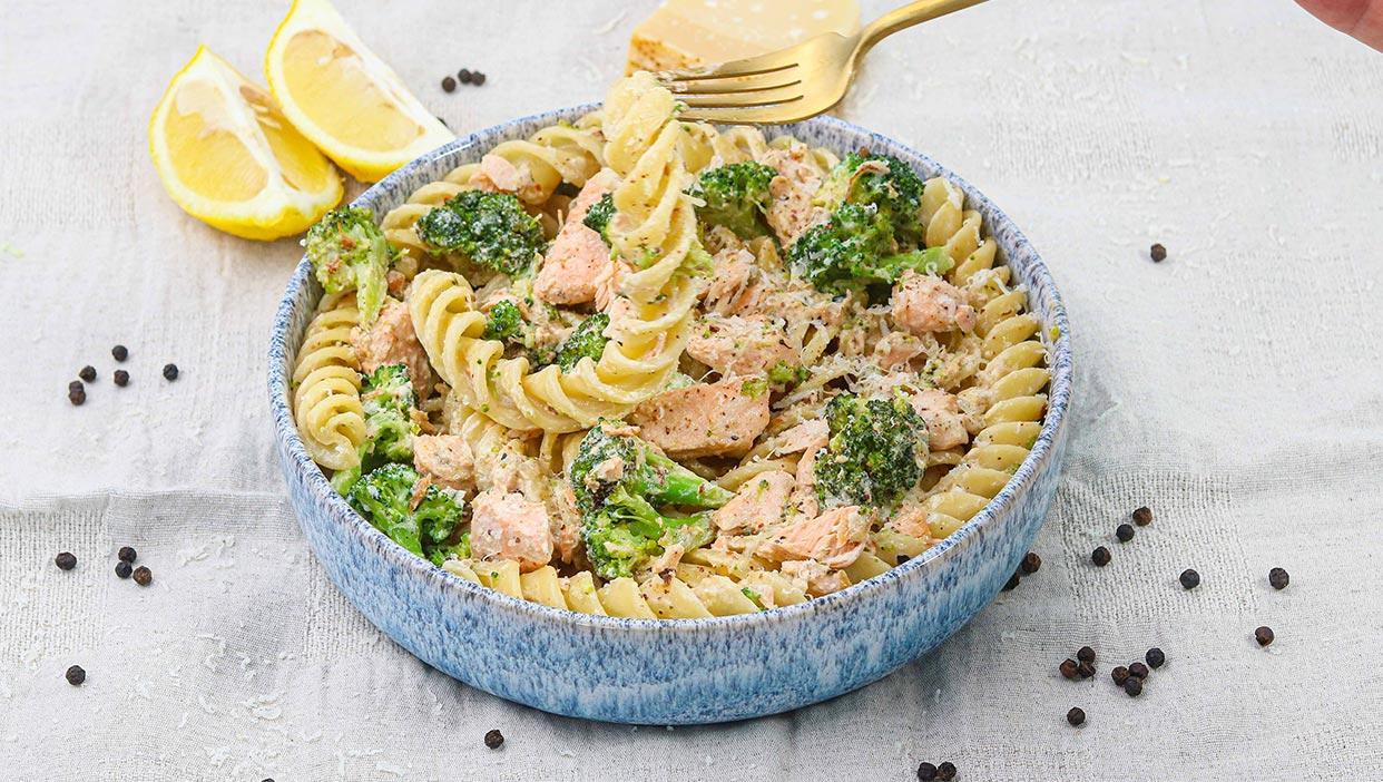 Fusillis mit Lachs und Brokkoli in einer Weißwein-Sahnesauce