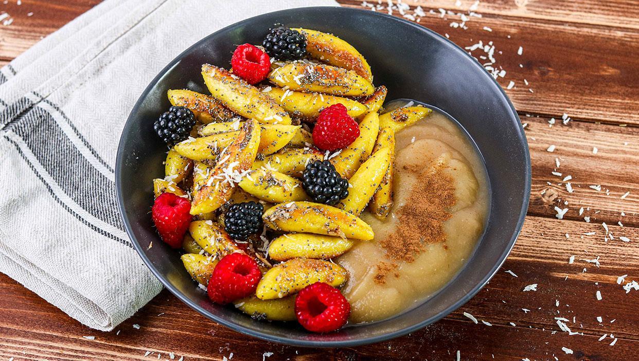 Süße Schupfnudeln mit Mohn und Beeren