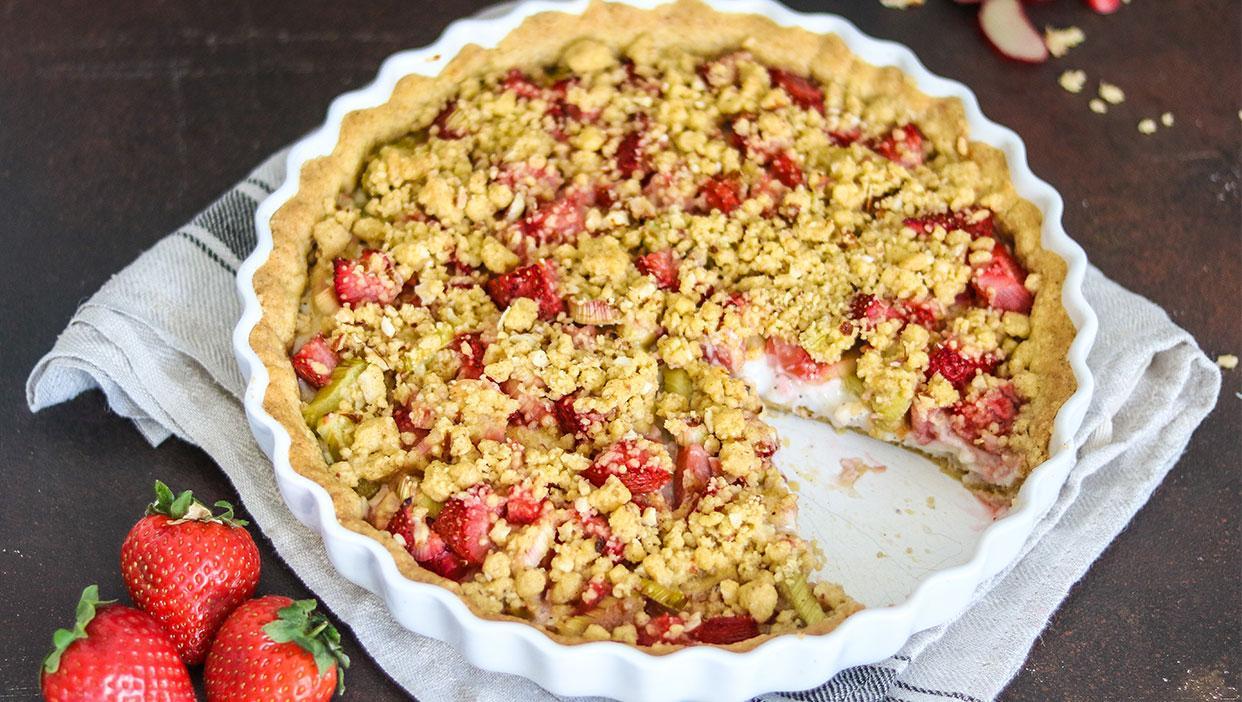 Rhabarber-Erdbeeren-Streuselkuchen mit Vanillepuddingfüllung