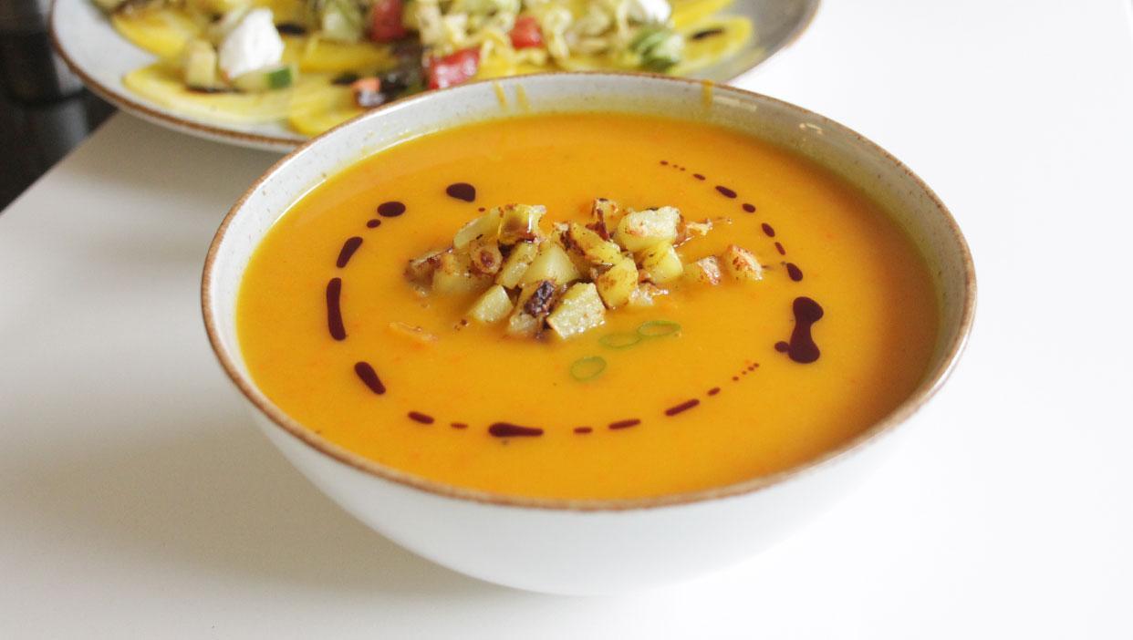 Kürbissuppe à la Foodoholic mit Bratkartoffelwürfeln