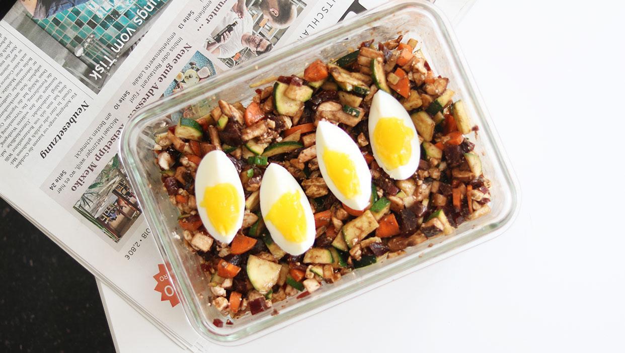 Rohkostsalat mit Feta-Käse und gekochtem Ei