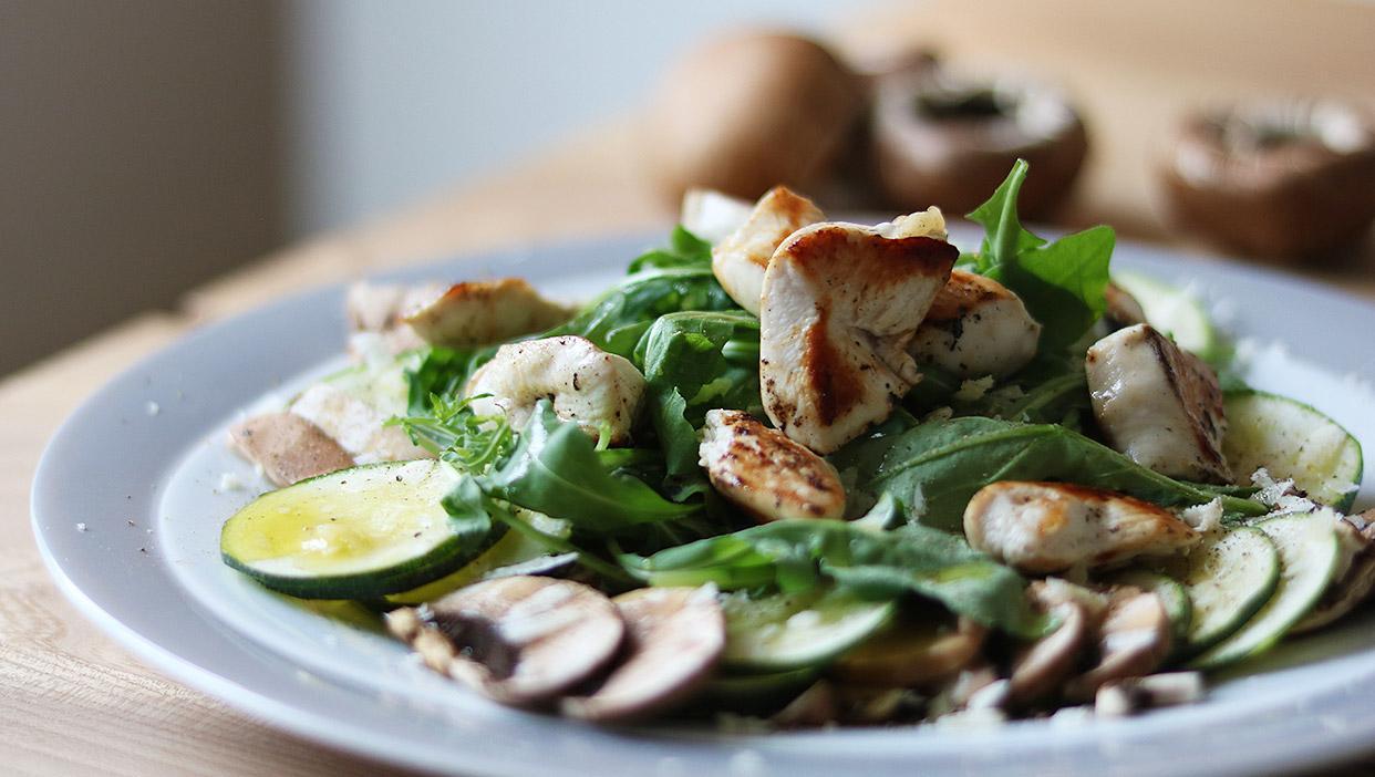 Champignons-Zucchini-Carpaccio mit etwas Hühnchenfleisch